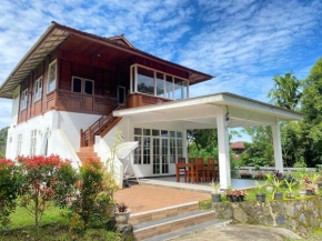 A Spacious Tropical 4 Bedrooms with Bathrooms Villa Marion Tomohon with the view of Gunung Lokon